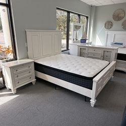 Queen bedroom set (FREE 24H DELIVERY AND SETUP)