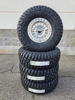 17" KMC w- 37" BfGoodrich KM3  M/T tires