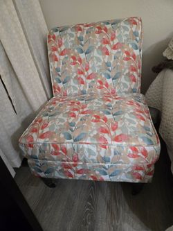 Leaf Print accent chair with matching bedspread