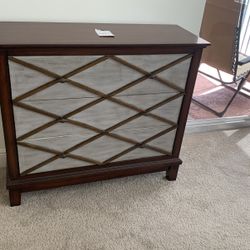 Three drawers dresser