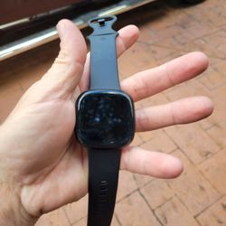 FITBIT 4 NO CHARGER $100