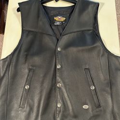 MENS XL HARLEY DAVIDSON LEATHER VEST 47TH AVE. AND DOBBINS IN LAVEEN
