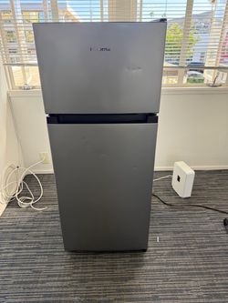 Hisense 3.1-cu ft Mini Fridge with Freezer ( Silver ) ENERGY STAR