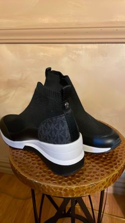 Michael kors skyler Black knit Wedge Sneaker Bootie (size 6.5)