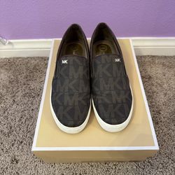 MICHAEL KORS KEATON SIGNATURE SLIP ON SNEAKERS