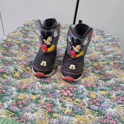 Boys 👦 Boots 👢 Size 6.