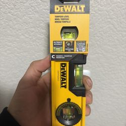 DEWALT DWHT43003 9" Magnetic Torpedo Level (0035) New