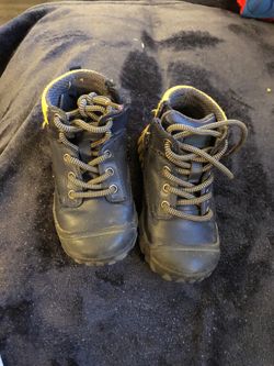 Kids boots size 8