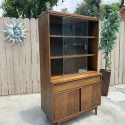 Mid Century Modern Broyhill Hutch / China Cabinet / Display