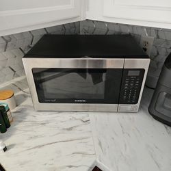 Samsung Microwave, Modelmg11h2020ct,Stainless Steel And Black.