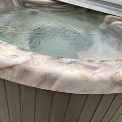 2016 MAXX Spas Four Person Round Hot Tub. Ozone. Expensive Cover Lifter