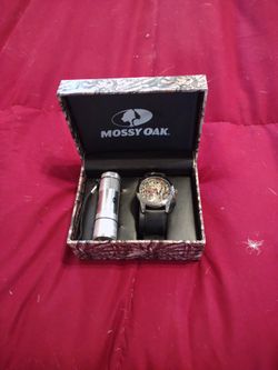 Mossy Oak Stainless Steel Water Resistant Watch And Flashlight Set