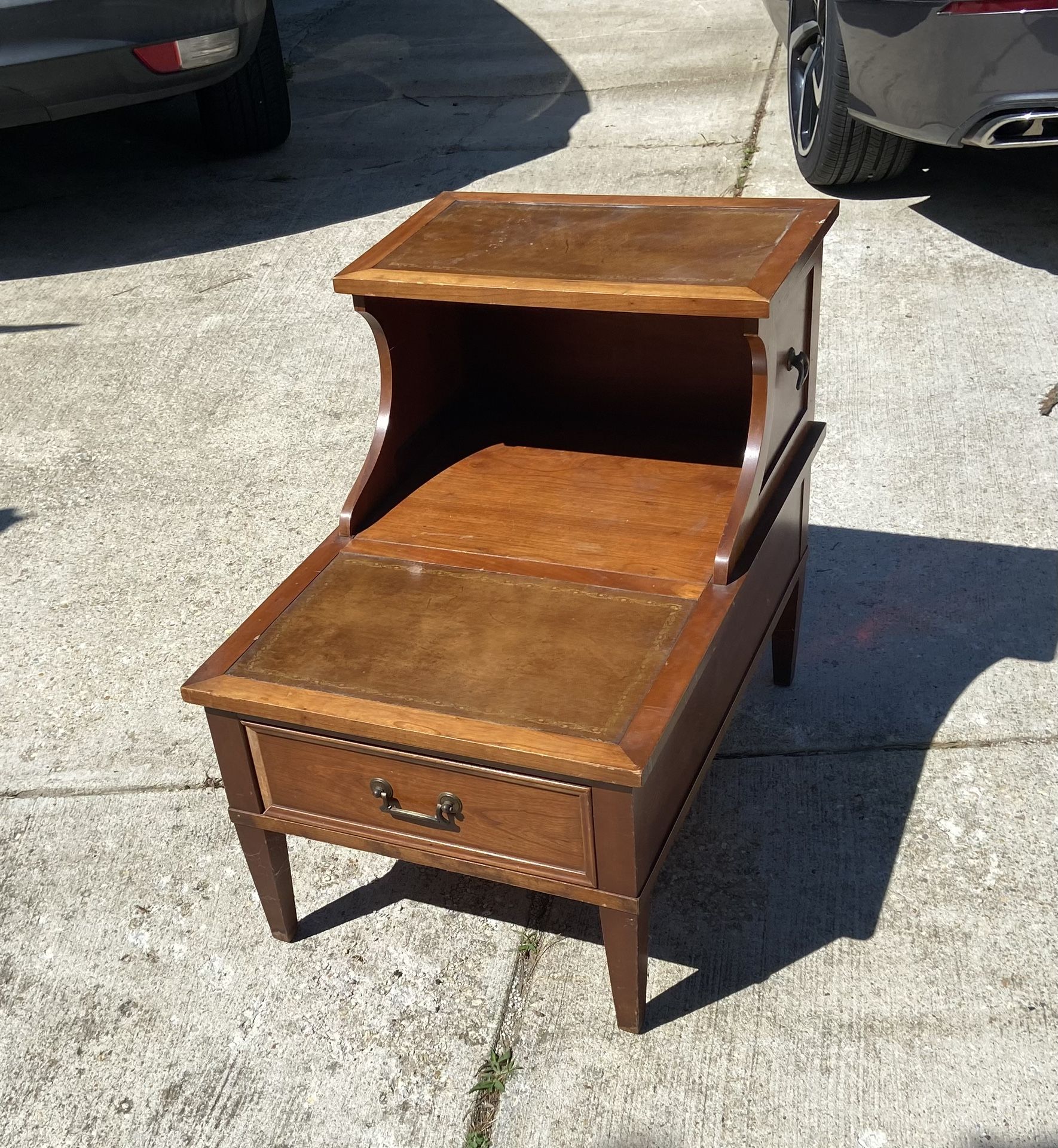 End Table/Nightstand/lamp Stand