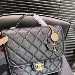 The cowhide and sand gold textured clover medal accessory pendant has a strong sense of old-fashioned! Overall style