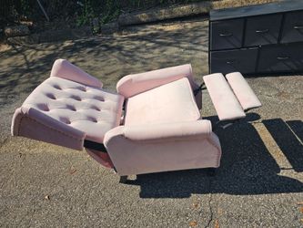 Pink recliner chair. Make offer made for kids or smaller adults.