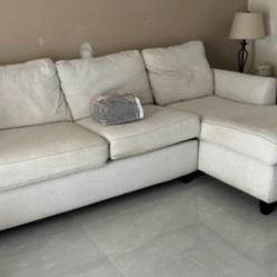 Kevin Charles Sofá With Chaise. Need Gone ASAP