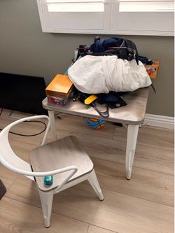 Kids table with 2 chairs