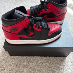 LIKE NEW NIKE AIR JORDAN 1 BRED 9.5