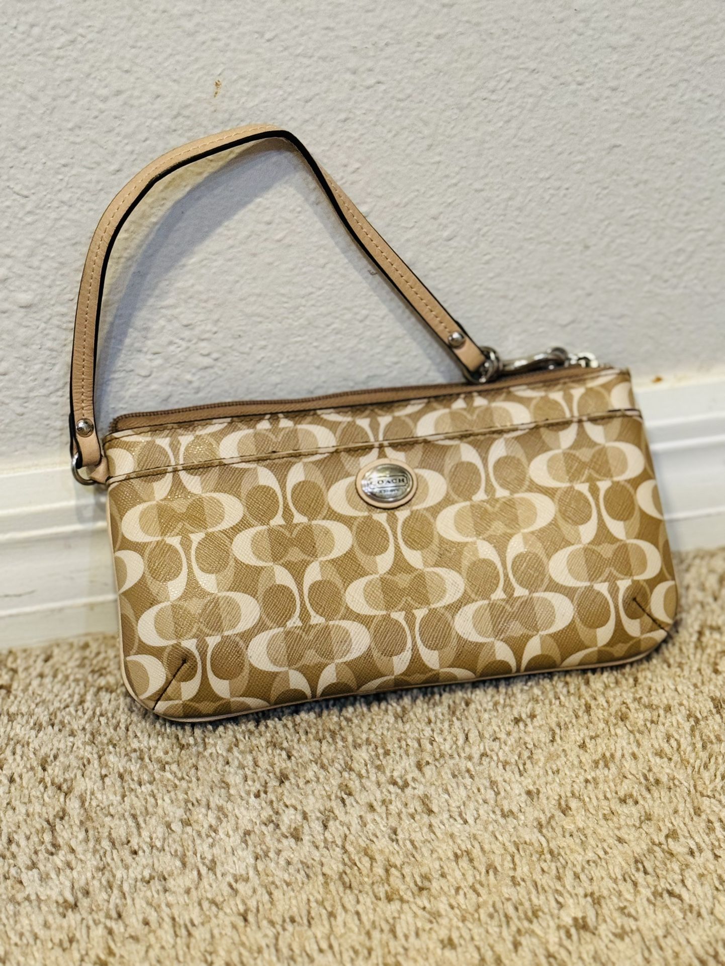 Couch Signature Peyton Dream C Go Go Wristlet Wallet Purse Beige Tan F50590