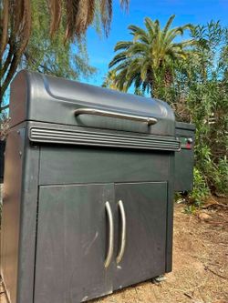 Traeger XL PELLET GRILL SMOKER 6 in 1 VERSATILITY GRILL,SMOKE,BAKE,ROAST,BRAISE & BBQ ON ONE GRILL