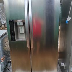 Refrigerator With Ice Maker And Water