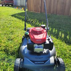 Honda 21 in. 3-in-1 Variable Speed Gas Walk Behind Self-Propelled Lawn Mower with Auto ChokeThe Honda self-propelled 3-in-1 variable speed lawn mower 