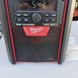 Milwaukee Cordless Jobsite Radio/Charger