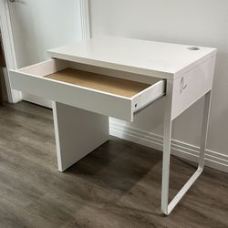 White IKEA Desk (For Sale)