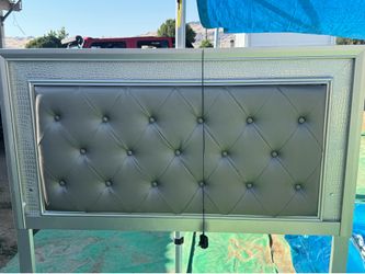 Quien gray bed with metal rails