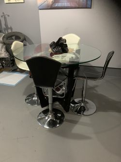 Selling a table with 4 chairs