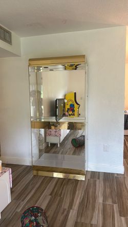 Gold mirror armoire lights turn on !