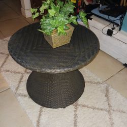 BY FRONTGATE gorgeous Patio Table 28inwd Great Condition Lite Weight 25 Firm