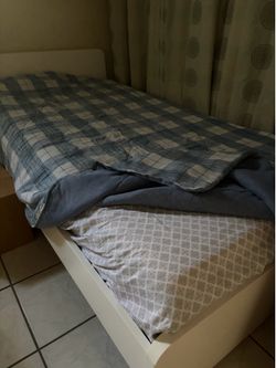 Twin bed with mattress like new /cama personal con colchón y edredón como nueva