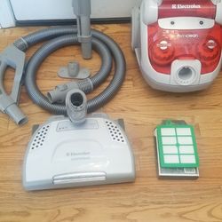 NEW cond COMMERCIAL ELECTROLUX VACUUM WITH COMPLETE ATTACHMENTS  , AMAZING SUCTION  , WORKS EXCELLENT   ,IN THE BOX 
