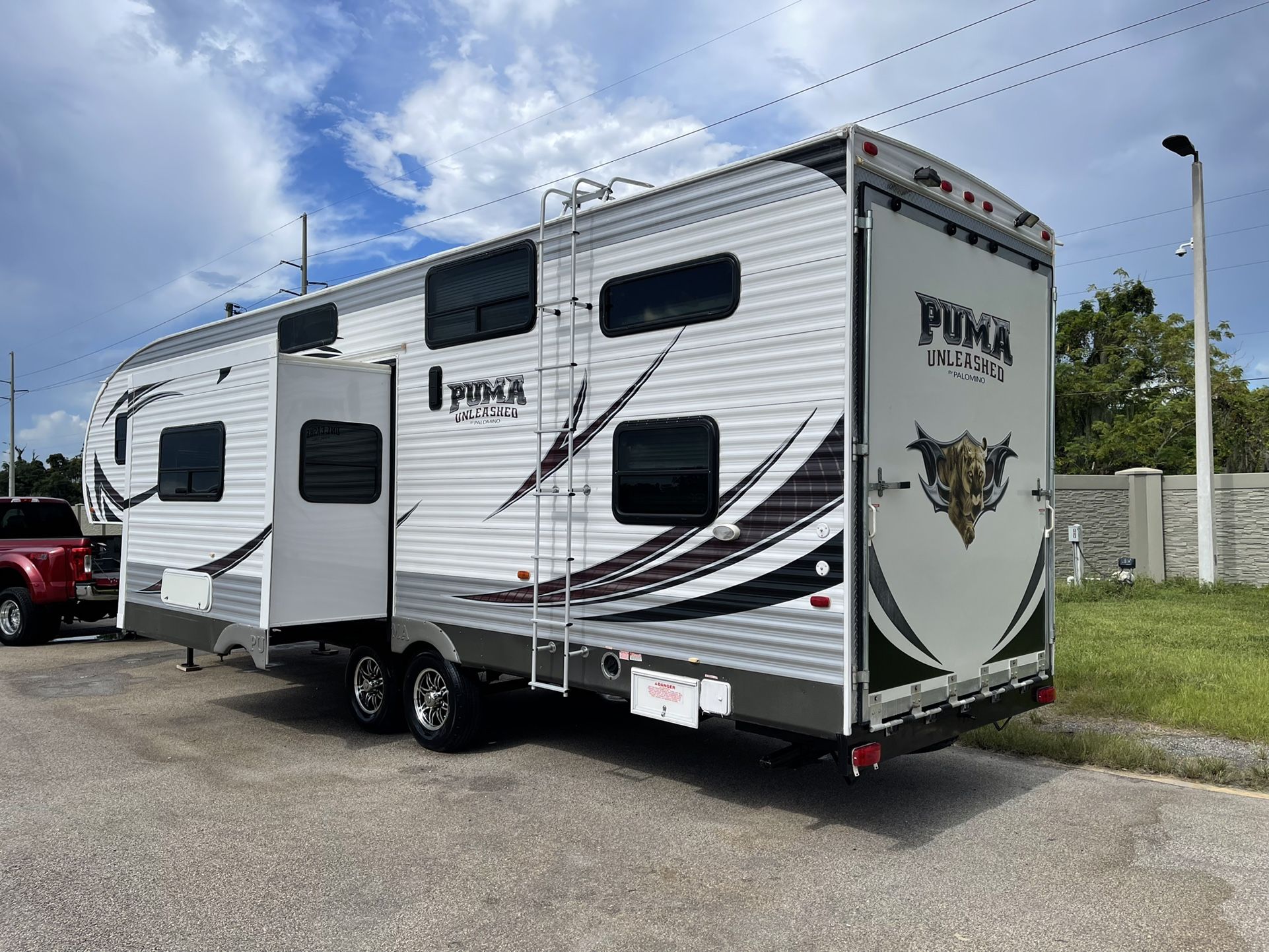 2013 Puma unleashed fifth wheel toy hauler 35 foot