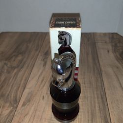 Avon Chess Piece Smart Move Horse Oland Cologne Full 3 fl. oz. Bottle. Packaging has wear from age and storage. Sold as is.

