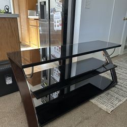 TV STAND SUPPORTS UP TO 70”