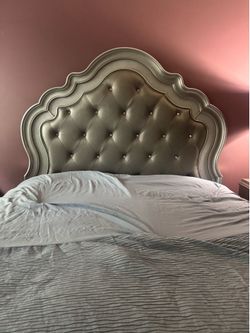 5  piece Queen Size Haverty’s Bedroom set  $850