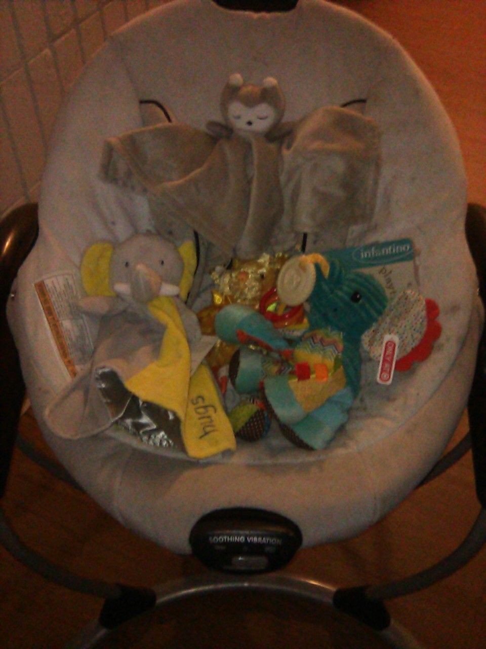 GRACO BABY SWING CHAIR WITH SOOTHING VIBRATION AND 6 SPEEDS