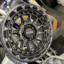 17x8.5. KMC 555. GUNMETAL.  6x139.    