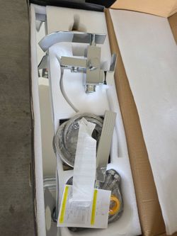 Tub floor faucet filler