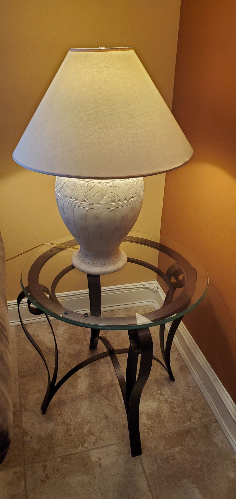 End table with 2 lamps