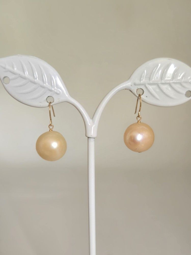 Beautiful Vintage 14k Yellow Gold Pinkish/Peach Freshwater Freeform Pearl Fishhook Earrings