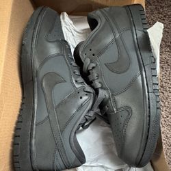 W Nike Dunk Low Size 8