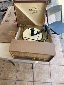 Record player magnavox