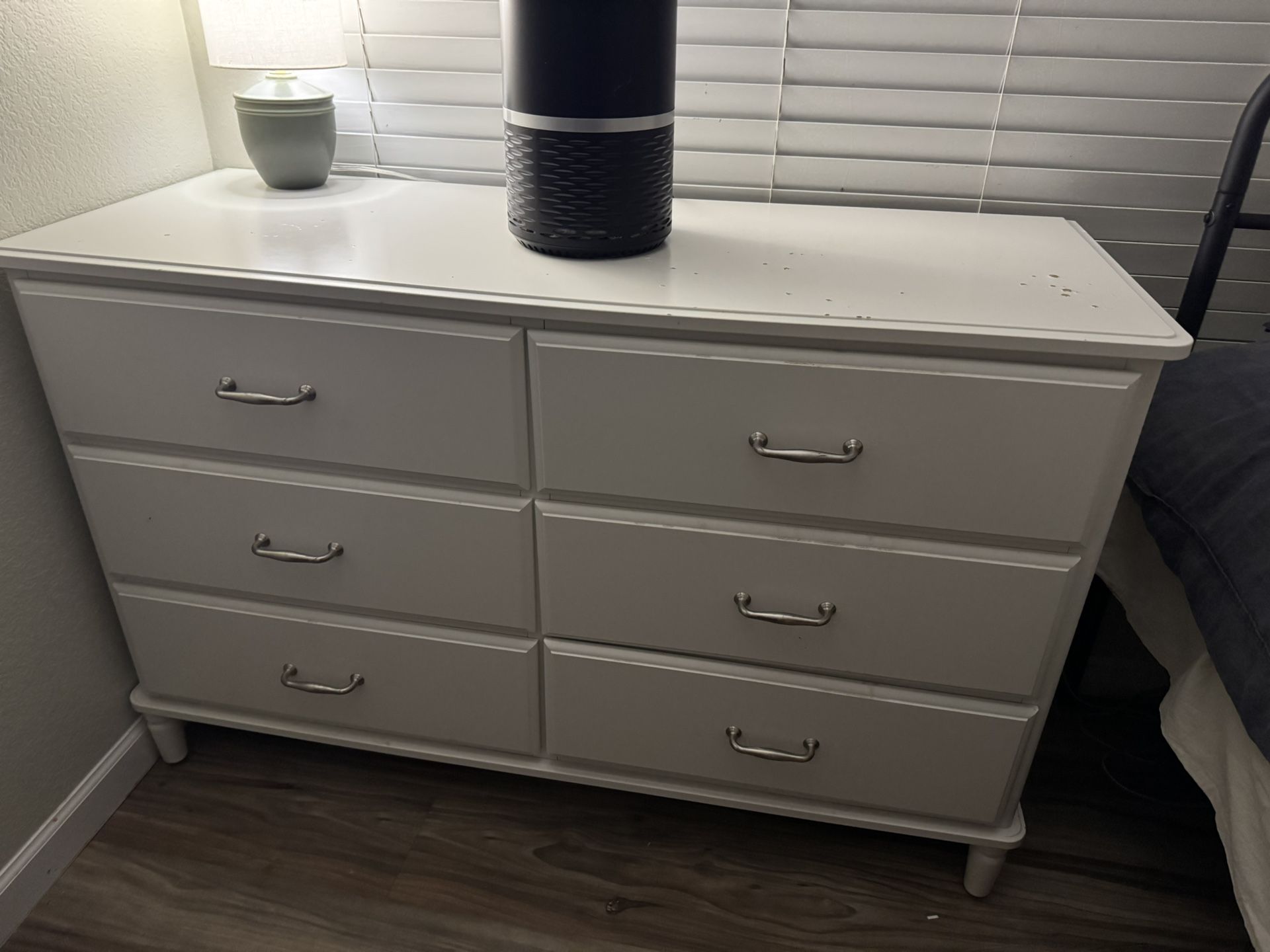 White Dresser / 6 Drawers