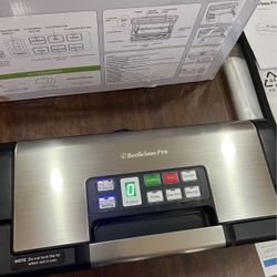 Vacuum food sealing machine