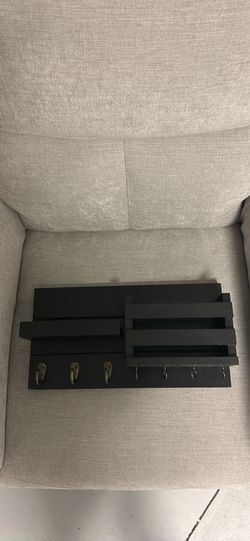 Mail organizer and key holder for wall