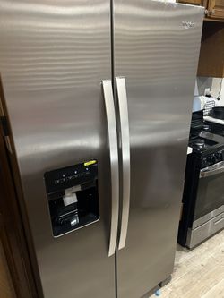 WhirlPool Fridge (ice And Water Dispenser)