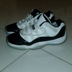 Boys Jordan 11 Concord's size 4 youth